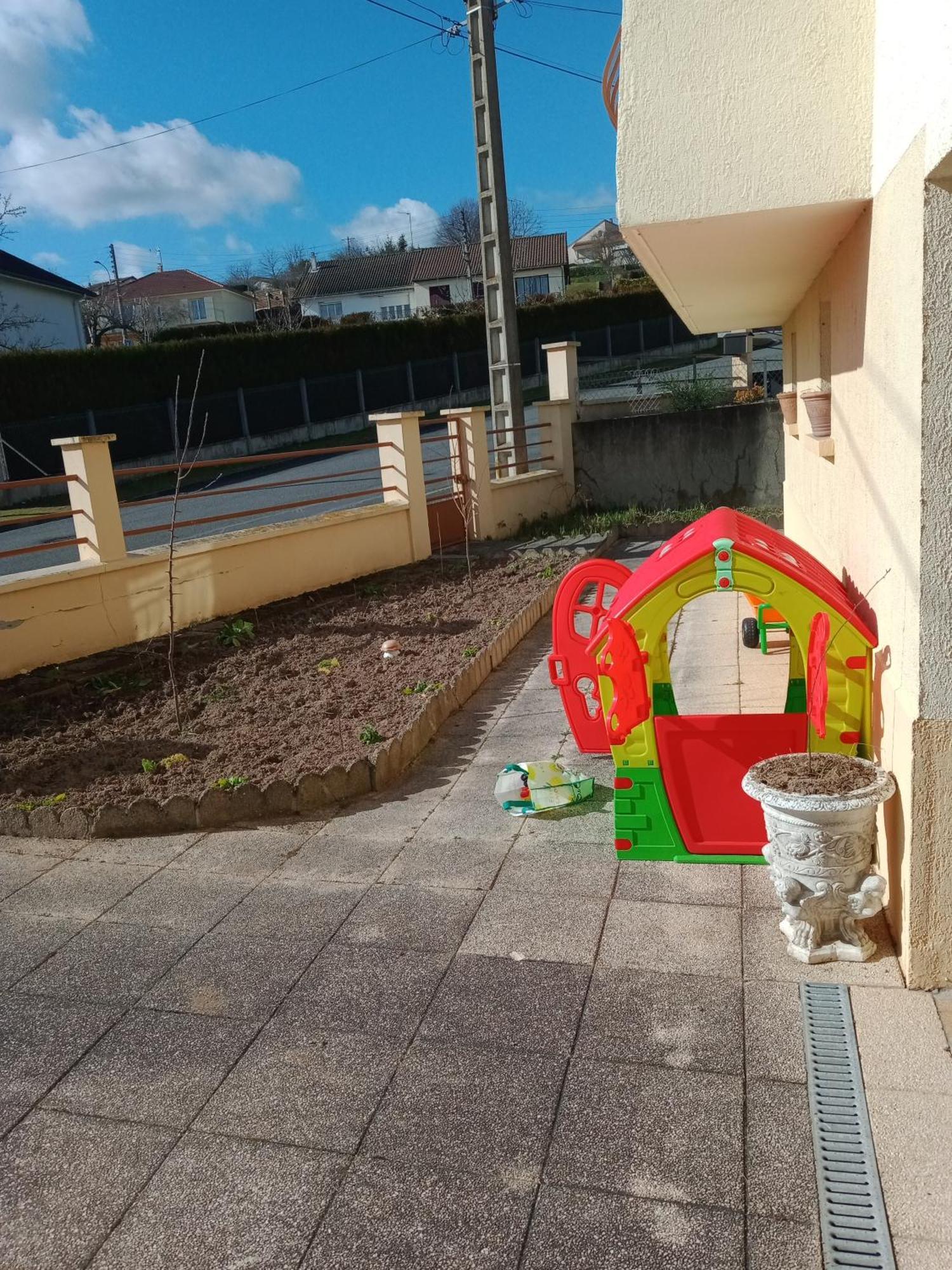 Maison Entiere Avec Parking, Garage Et Jardin Montlucon Room photo